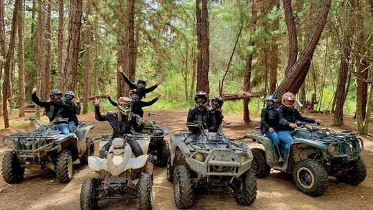 imagen de grupo de amigos disfrutando de un viaje en ATVS