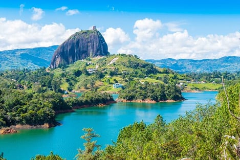 vista de guatape y la piedra de el peñol