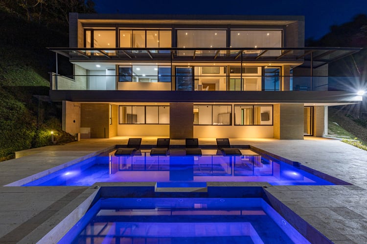 casa lujosa  con piscina en la ciudad de medellin en el poblado