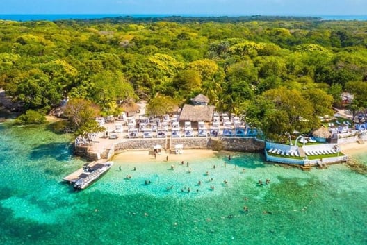 beach club de la ciudad de cartagena con increible vista de la playa