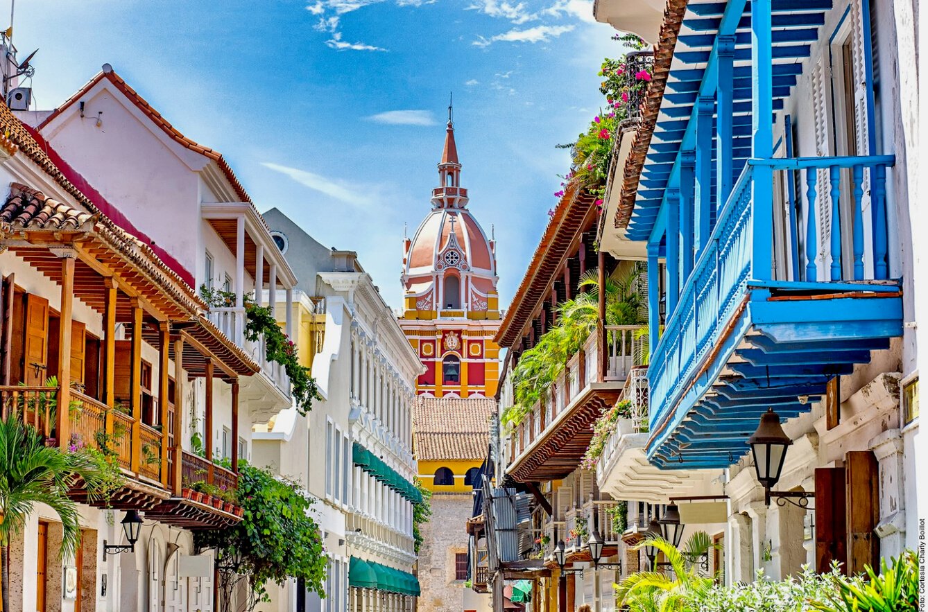 vista de la ciudad de cartagena donde podemos ver las casa en la ciudad antigua en las murallas de cartagena