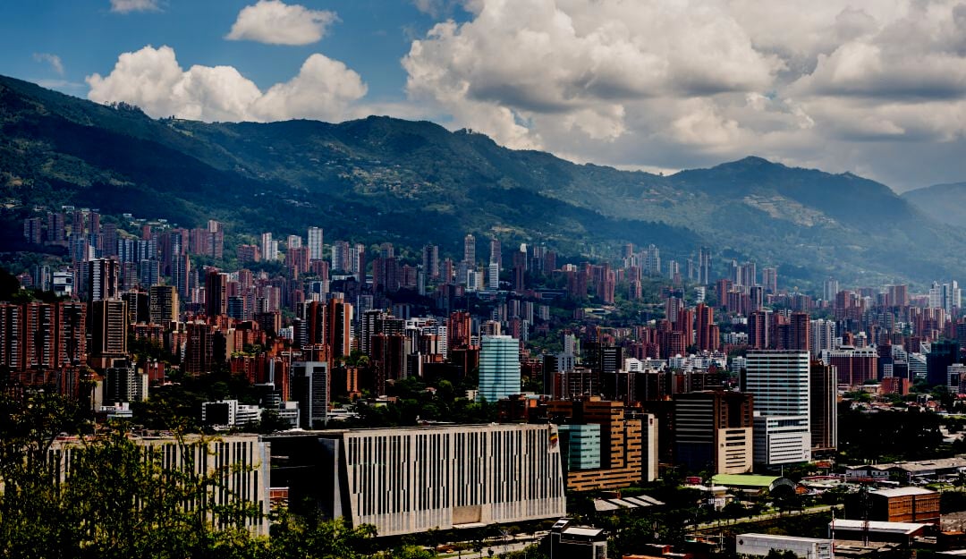 vista de la ciudad de medellin donde podemos ver las montañas y una parte de el barrio el poblado