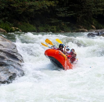 imagen de grupo de amigos navegando en rafting