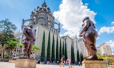 imagen de la ciudad de medellin y unos monumentos de el maestro botero